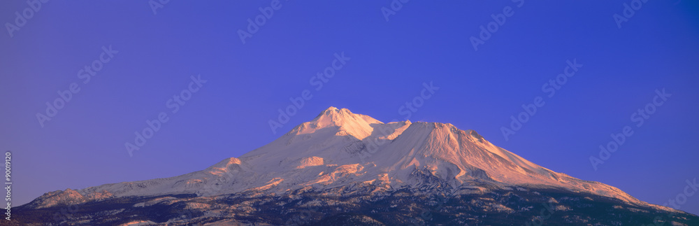 Fototapeta premium Wschód słońca w Mount Shasta, Kalifornia