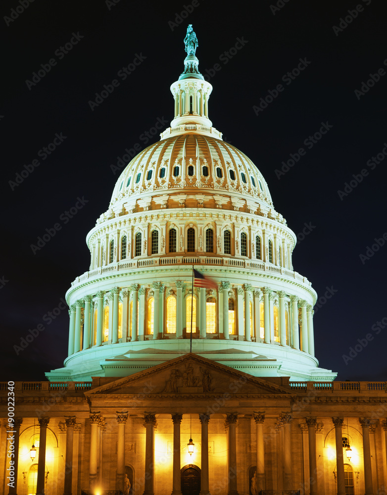 Obraz premium This is the U.S. Capitol at dusk. The lights are on in the rotunda. We see it against a clear night sky.