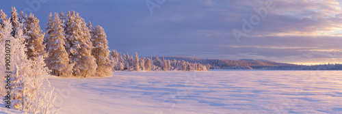 zamarzniete-jezioro-eijajarvi-w-finskiej-laponii-w-zimie-o-zachodzie-slonca