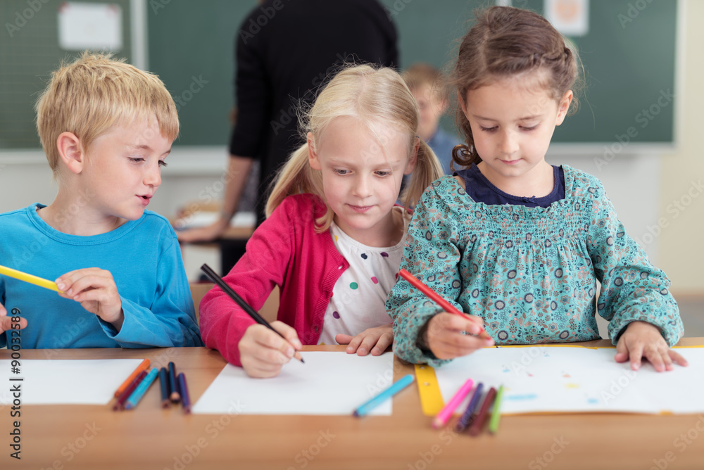 kinder malen ein bild in der grundschule kinder malen ein bild in der grundschule