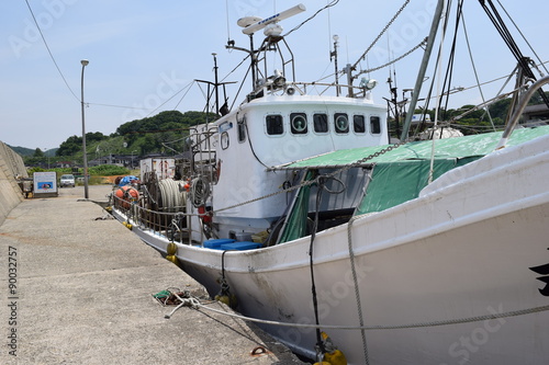 由良漁港／山形県庄内浜の由良漁港の風景を撮影した写真です。由良漁港は古くから良質な魚介類が水揚げされる事で全国的に知られています。東北地方のスーパーでは、由良漁港で水揚げされた魚介類に「由良産」とクレジットされるほどの知名度があります。由良漁港に隣接している由良海岸は、日本の渚100選、快水浴場100選にも選ばれた庄内浜のシンボル的な海岸で、その景観から「東北の江ノ島」と呼ばれています。