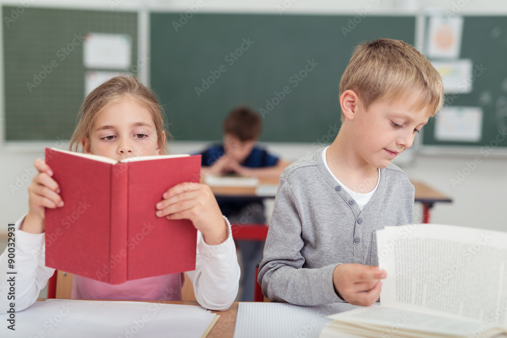 kleiner kinder lesen im unterricht Stock-Foto | Adobe Stock