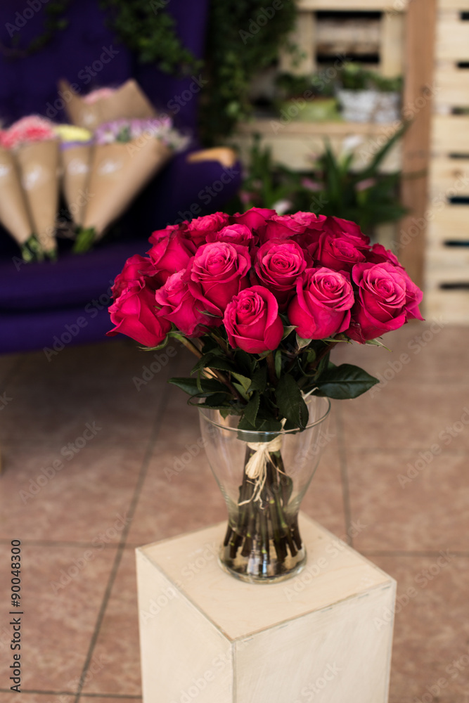 Obraz premium Bouquet of roses in a glass vase