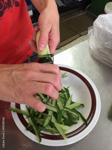 pelare le verdure cucina photo