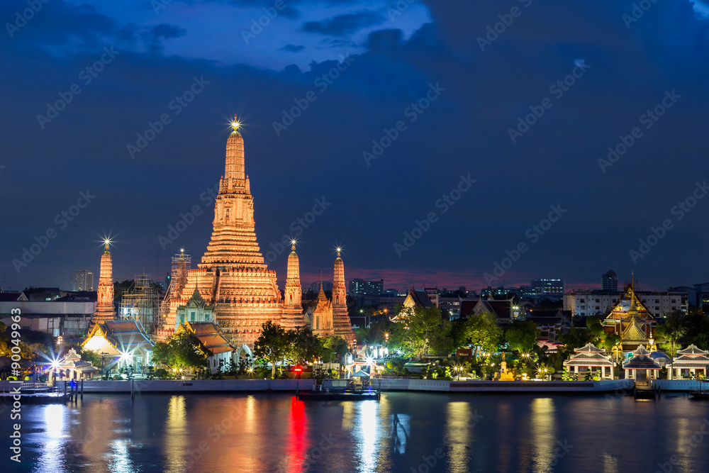 Fototapeta premium Wat Arun Temple o zmierzchu w Bangkoku w Tajlandii