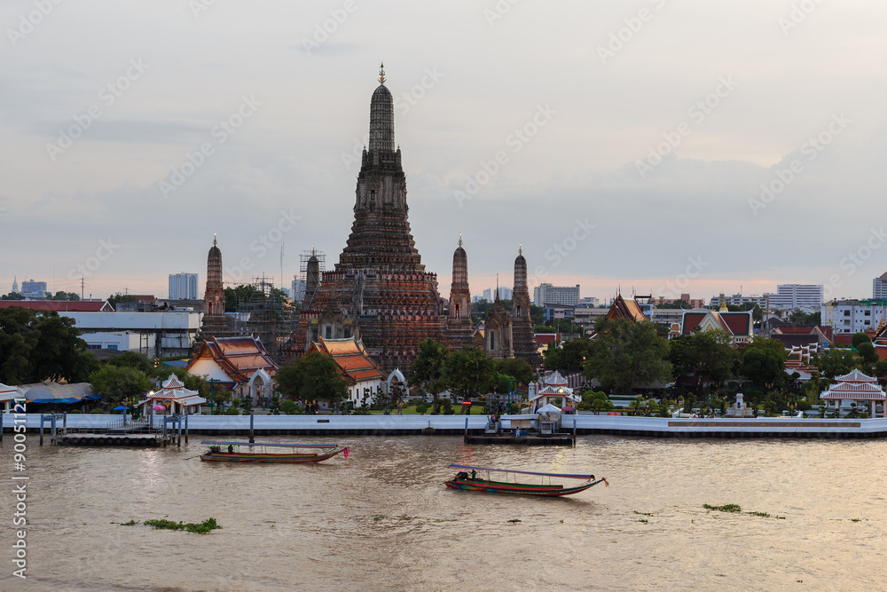 Obraz premium Wat Arun Temple at sunset in bangkok Thailand