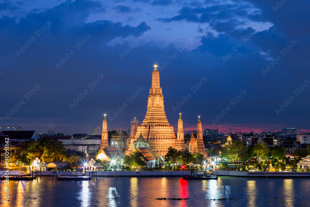 Fototapeta premium Wat Arun Temple o zachodzie słońca w Bangkoku w Tajlandii