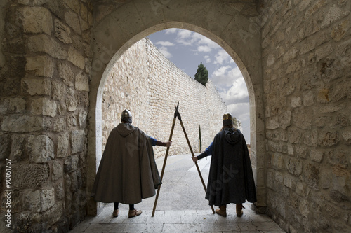 Canvastavla Medieval warriors guarding door