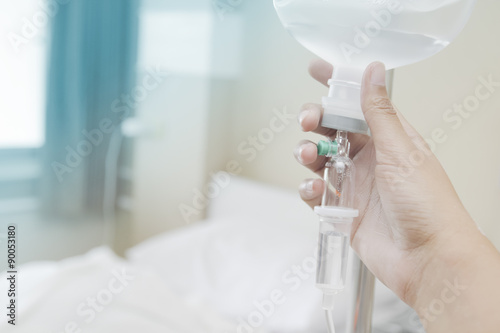 Foto Close up saline IV drip for patient and Infusion pump in hospita