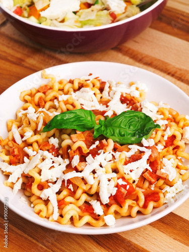 Pasta with tomatos and cheese