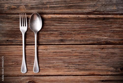 cucchiaio e forchetta sul tavolo di legno photo