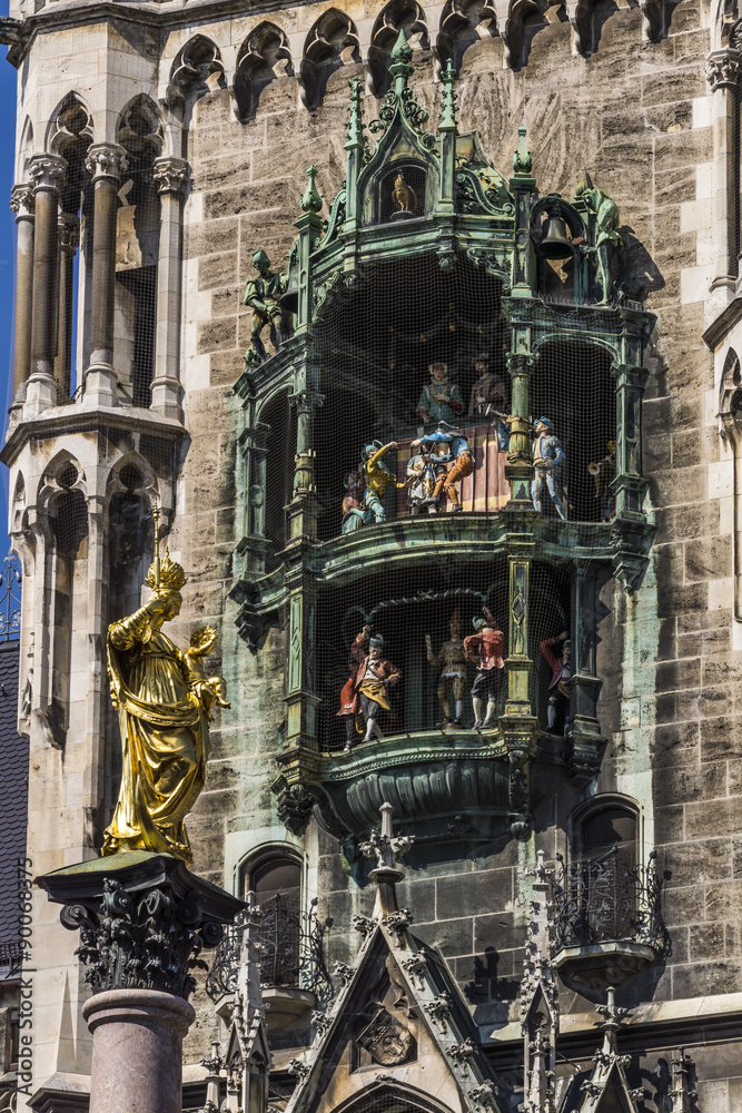 Naklejka premium Glockenspiel am Münchner Rathaus und Mariensäule
