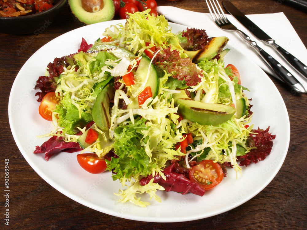 Gemischter Salat mit Avocado Gemischter Salat mit Avocado