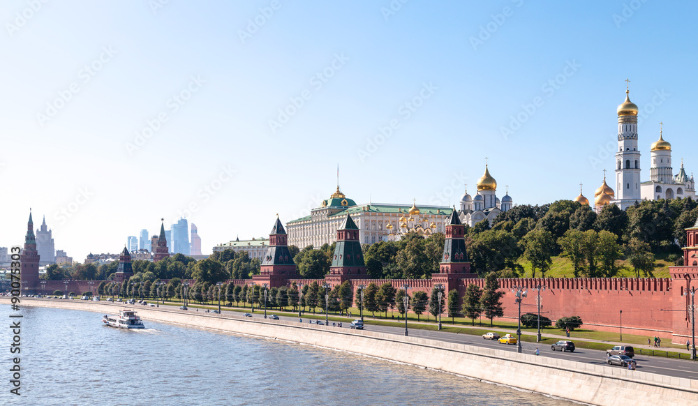Obraz premium panoramic view of The Kremlin embankment in Moscow