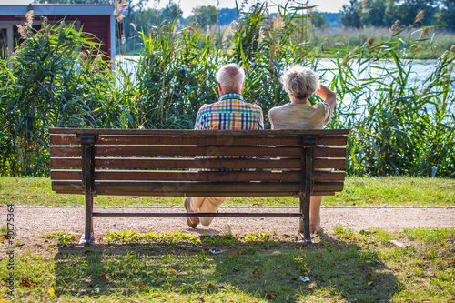 Senior Mann und Frau bei Pause auf Parkbank