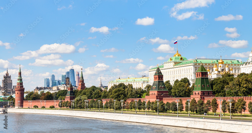 Fototapeta premium panoramic view Moskva River, Kremlin, Moscow City