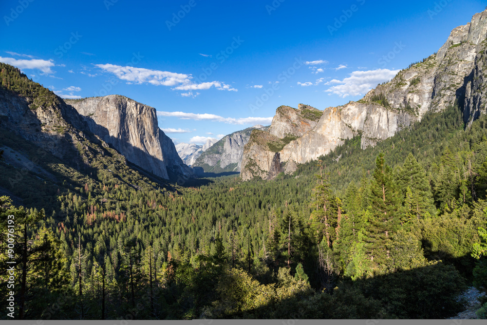 View of Yosemite park from Tunnel View.