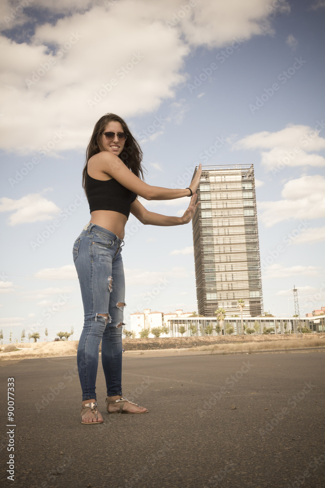 Chica adolescente posando con gafas de sol junto a rascacielos. Sensación  óptica dimensional de una chica y un rascacielos. Chica adolescente en  Badajoz, Extremadura, España. Stock Photo | Adobe Stock