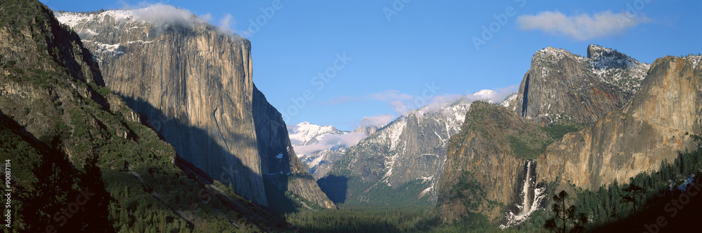 Naklejka premium El Capitan i Half Dome Rock Formations, Park Narodowy Yosemite, Kalifornia