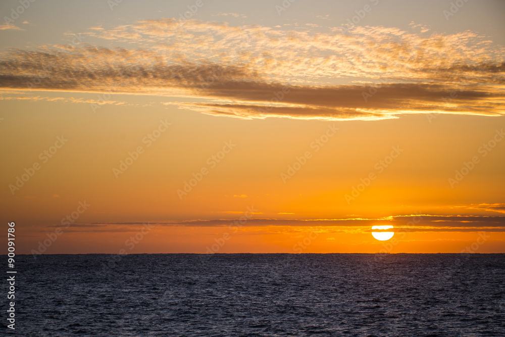 Naklejka premium Sunrise over the ocean