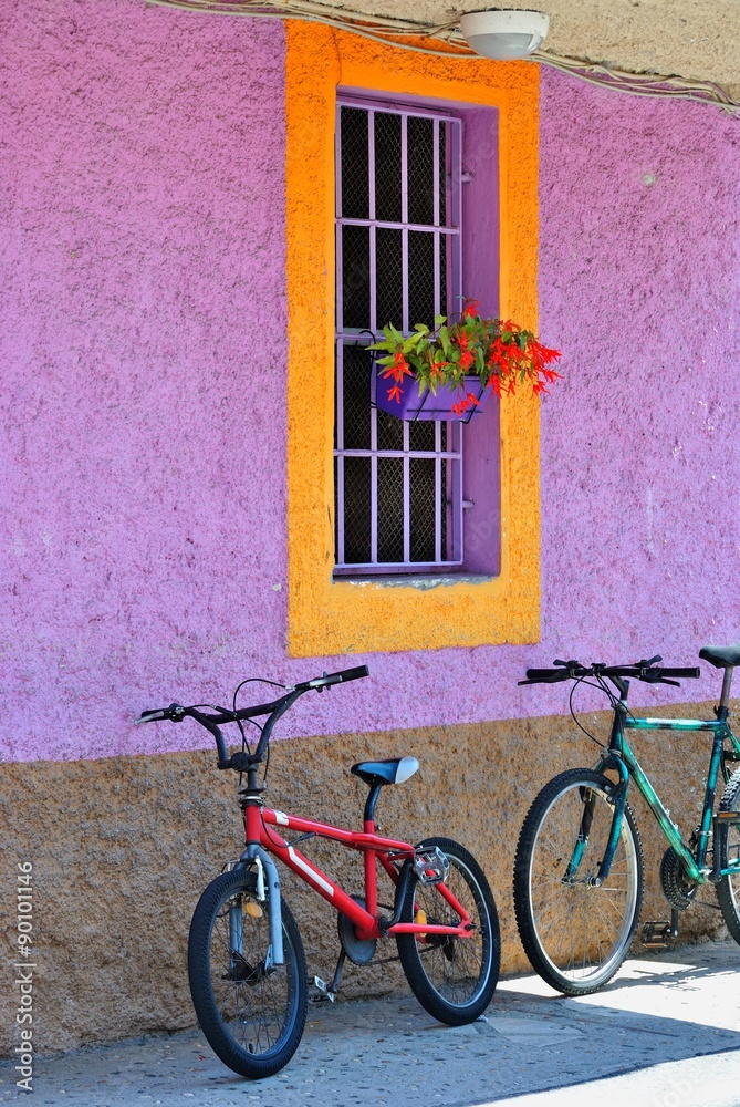 Biciclette sul marciapiede