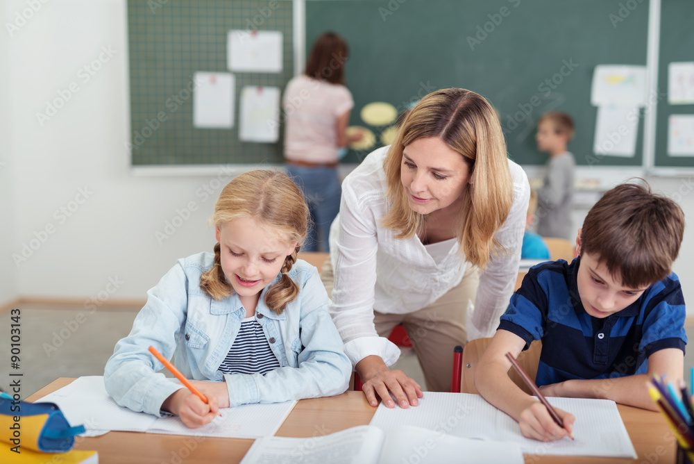 lehrerin erklärt etwas im unterricht lehrerin erklärt etwas im unterricht