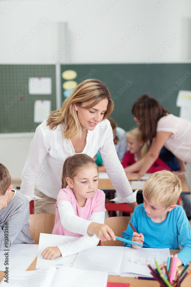 zwei lehrerinnen in der grundschule zwei lehrerinnen in der grundschule