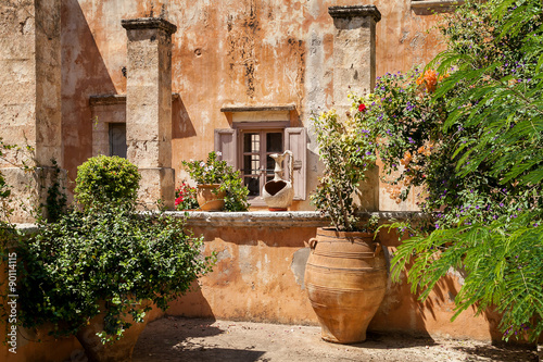 Цветы на фоне стены старого дома. Греция. Крит 