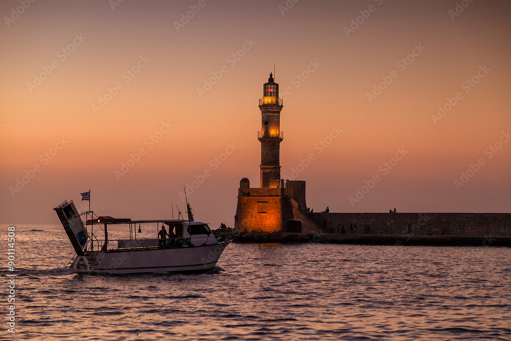 Старый маяк и катер на закате. Греция. Крит. Ханья