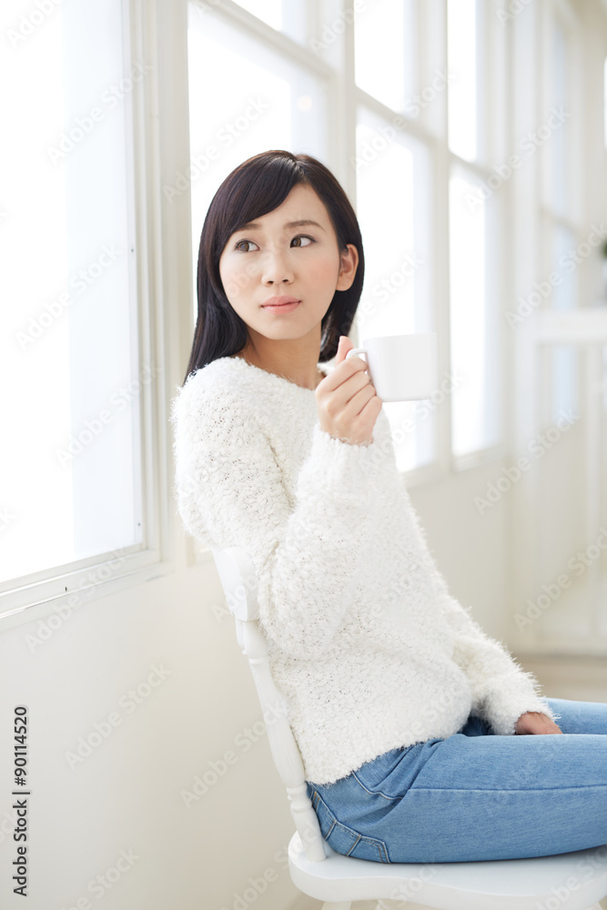 コーヒーを飲む爽やかな女性