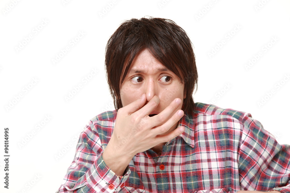 悪臭に驚く男性