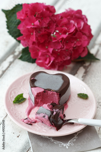 Wallpaper Mural Gelato con guscio al cioccolato croccante con cuore di more Torontodigital.ca