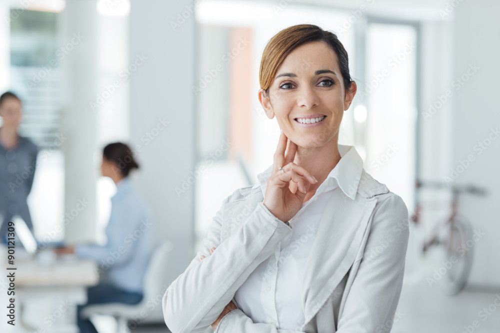 Obraz premium Confident woman entrepreneur posing in her office