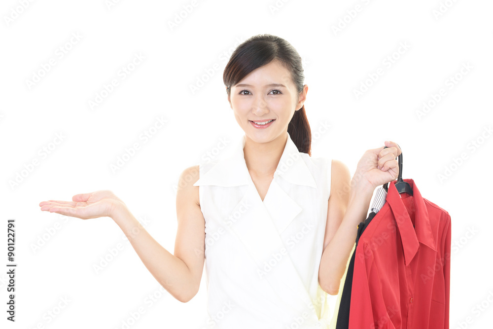 衣類を持つ女性 衣類を持つ女性