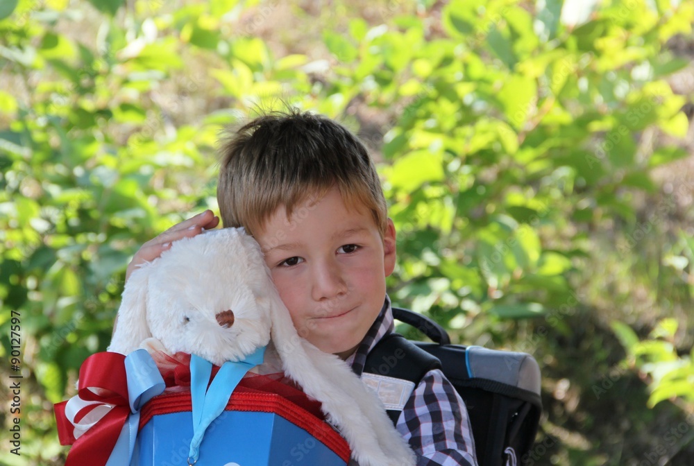 Stolzer Schulanfänger mit Schultüte Stolzer Schulanfänger mit Schultüte
