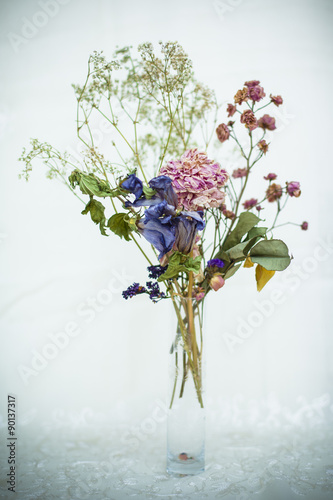 jarrón con flores secas en color photo