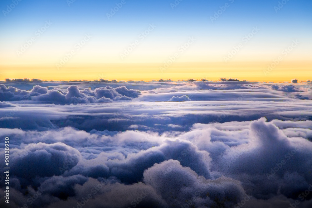 Fototapeta premium Sieben Himmel - Wolken von oben im Sonnenuntergang