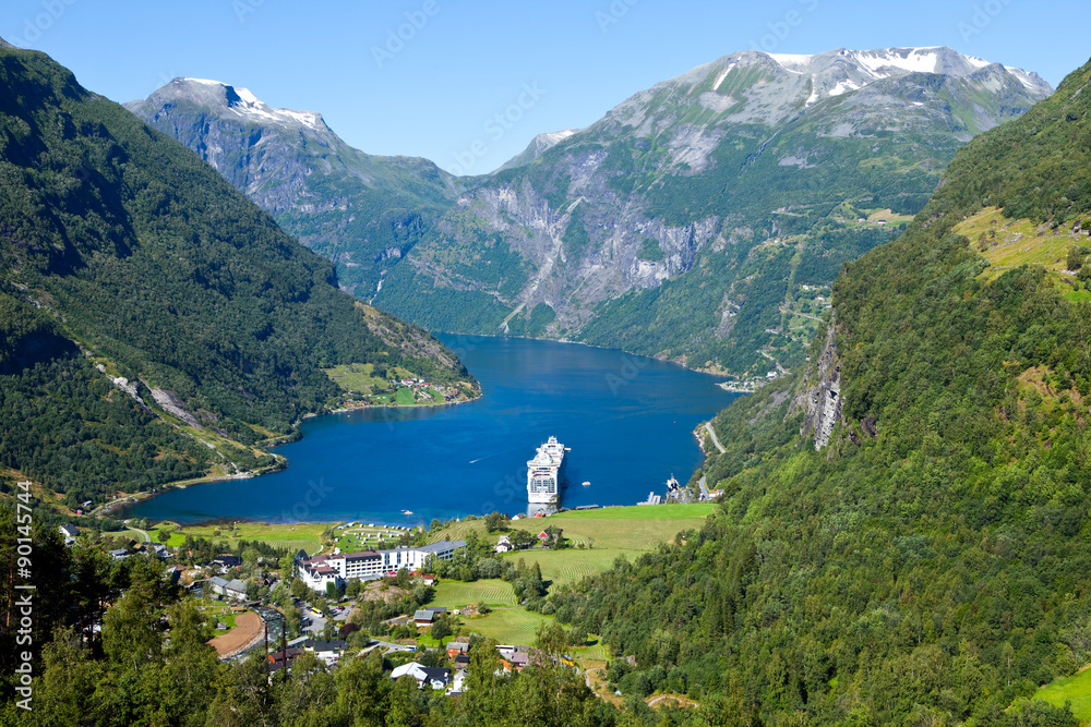 Geiranger Fjord in Norwegen mit Blick zwischen Bergen auf Passagierschiff