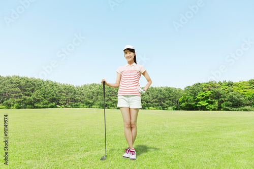ゴルフをする女性 笑顔
