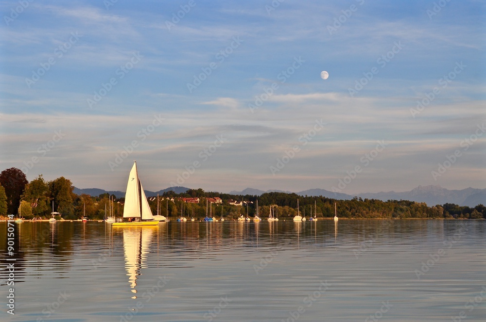 Fototapeta premium Abendstimmung am Greifensee mit Segelboot und Mond