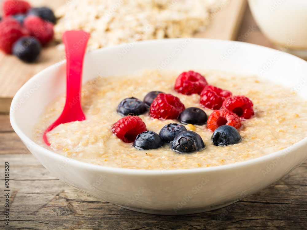 Porridge mit Beeren Porridge mit Beeren