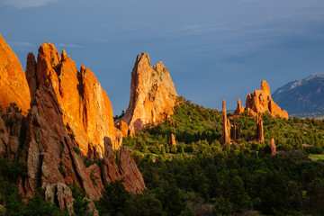 Fotobehang Natuurpark Garden of the Gods bij zonsondergang  © The Outdoor Kids