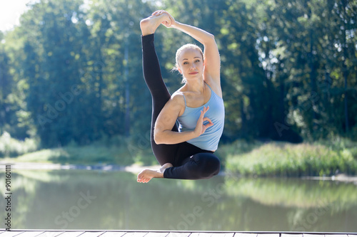 Foto Yogi female sitting in yoga asana in mid air