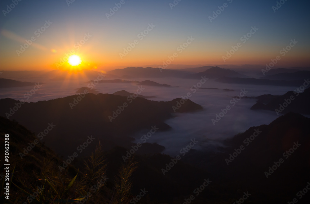 Obraz premium traveller come travel on the top of Phuchifa mountain