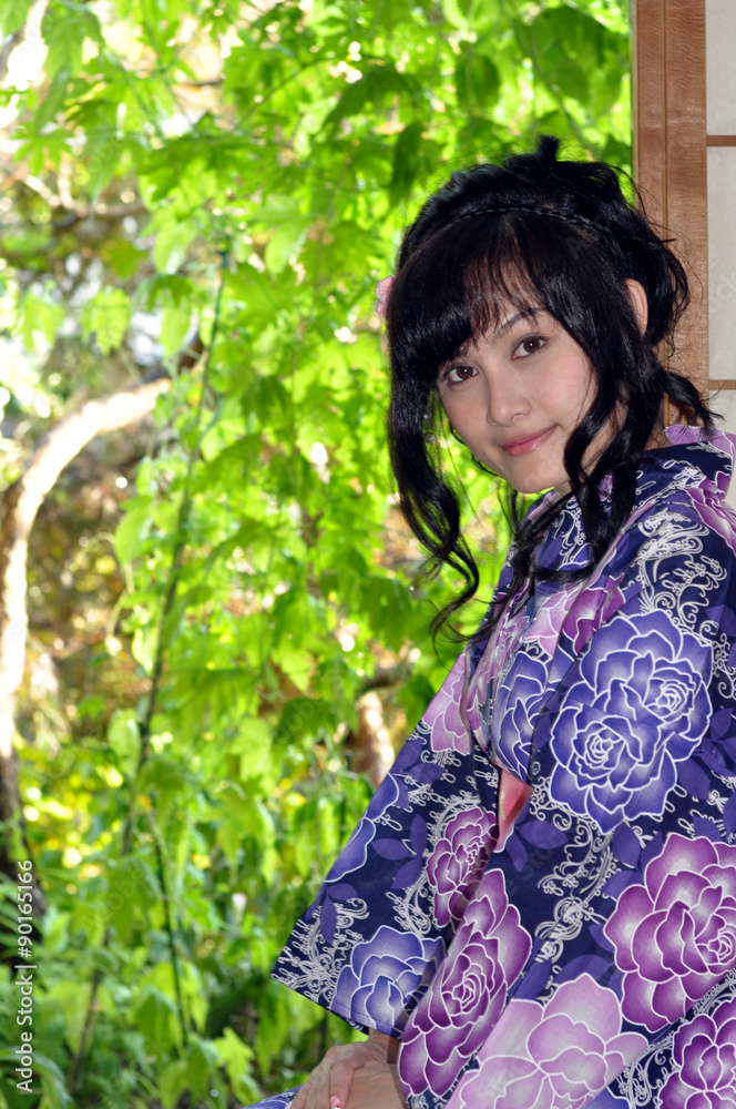 浴衣を着た若い女性 浴衣を着た若い女性