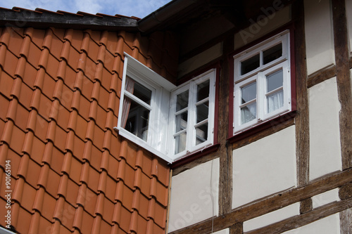 Fenster eines Fachwerkhauses über Eck