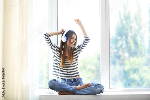 Woman listening music in he...