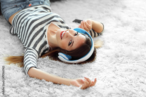 Woman listening music in he...