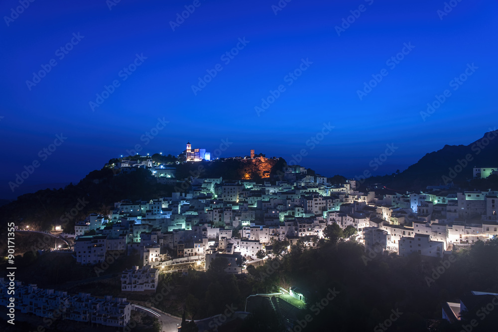 Noche azul en el municipio de Casares en la provincia de Málaga