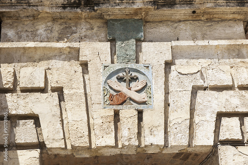 Franziskanisches Emblem beim Eingang zum Kapuzinerkloster in Chania auf Kreta, Griechenland photo